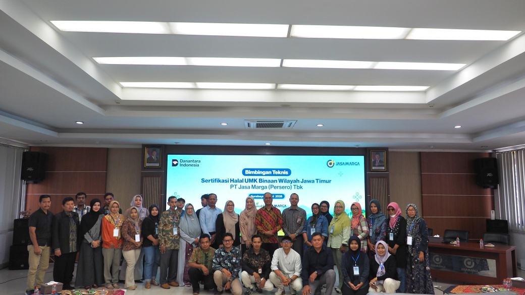 Direktur Utama Brawijaya Multi Usaha, Dr. Edy Purwanto, S.TP., M.M (berdiri 9 dari kanan) bersama peserta Bimtek Sertifikasi Halal UMK Binaan Wilayah Jawa Timur PT Jasa Marga (Persero) Tbk. (Foto : Dok.LPH-UB)
