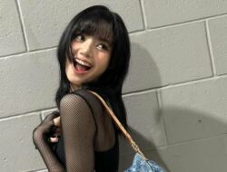 Lisa BLACKPINK Kembali Pamerkan Gayanya yang Stylish dengan Outfit Mahal di Konser Taylor Swift Lisa BLACKPINK Kembali Pamerkan Gayanya yang Stylish dengan Outfit Mahal di Konser Taylor Swift