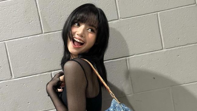 Lisa BLACKPINK Kembali Pamerkan Gayanya yang Stylish dengan Outfit Mahal di Konser Taylor Swift