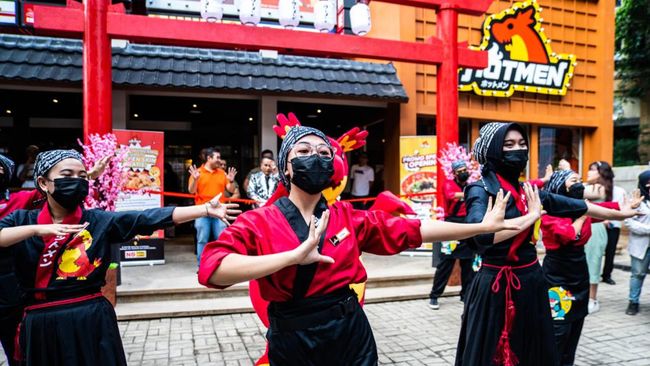 Dari Pengacara Kondang ke Juragan Ramen, Hotman Paris Jualan Mie Seharga Rp5 Ribu!