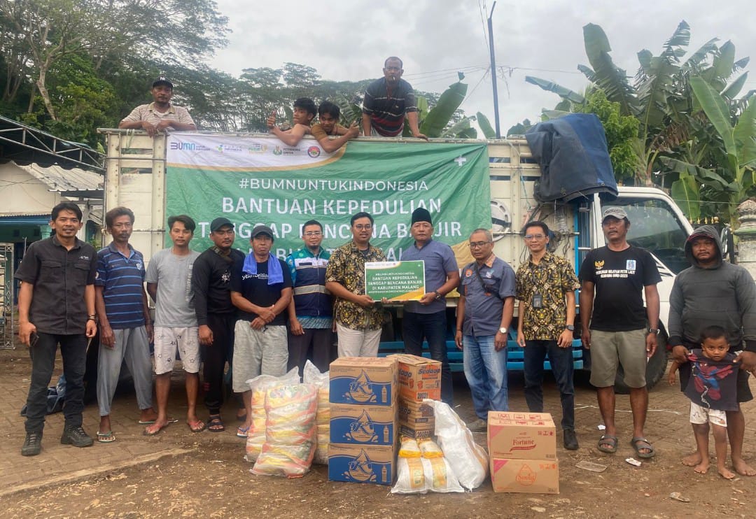 Petrokimia Berikan Bantuan Paket Sembako untuk Masyarakat Terdampak Banjir Malang Selatan