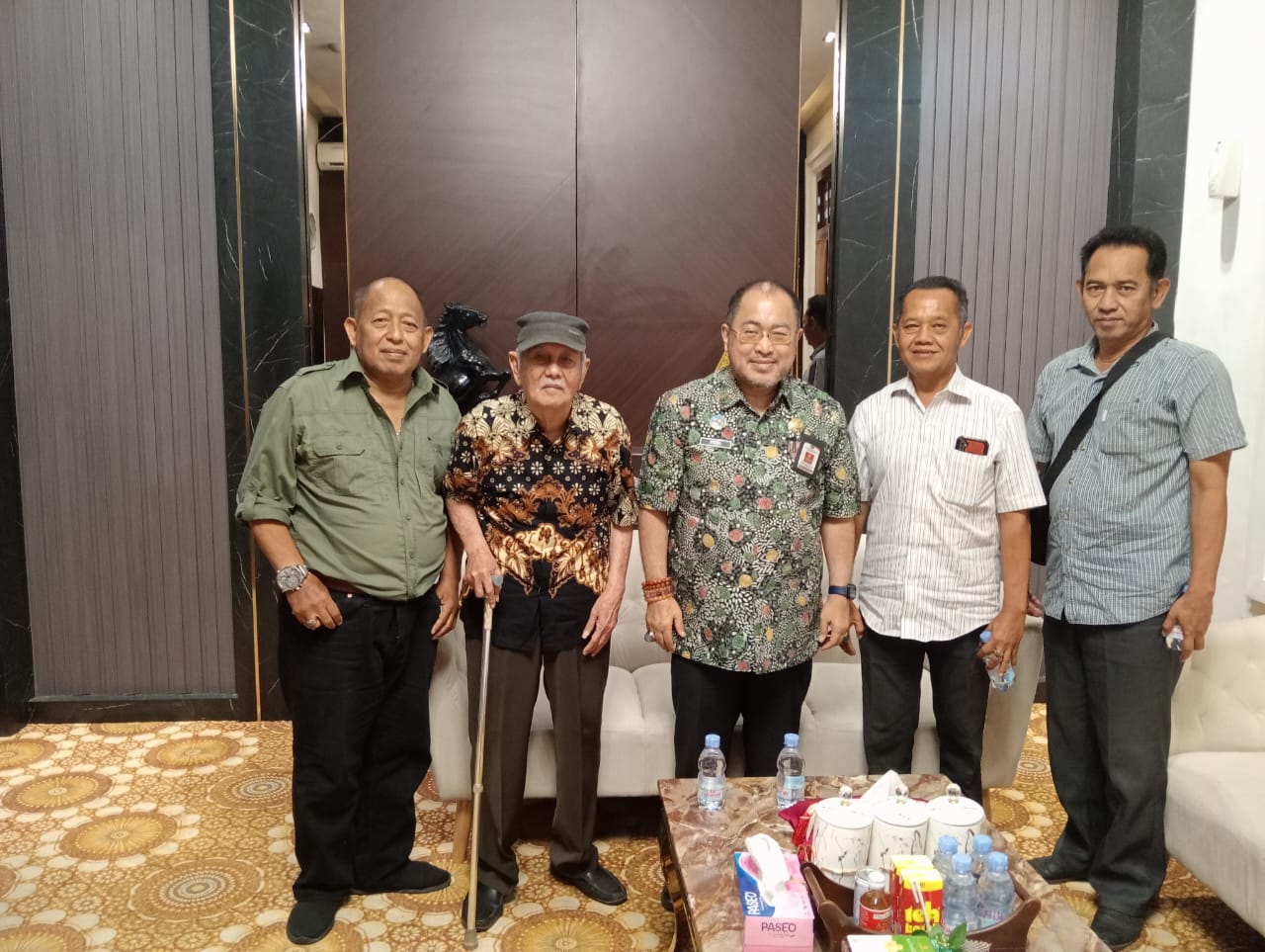 Perwakilan warga saat ditemui Sekretaris Dewan DPRD Kota Malang, Zoelkarnain, yang mengadukan tindakan sewenang-wenang pihak TNI AD