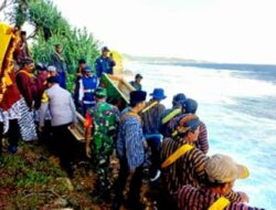 Tradisi Larung Sesaji Warnai Pantai Jonggring Saloko, Wujud Syukur Warga Pesisir Donomulyo