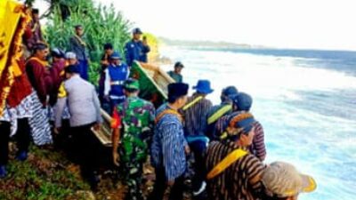 Tradisi Larung Sesaji Warnai Pantai Jonggring Saloko, Wujud Syukur Warga Pesisir Donomulyo