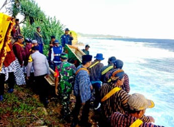Tradisi Larung Sesaji Warnai Pantai Jonggring Saloko, Wujud Syukur Warga Pesisir Donomulyo