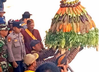 Suasana prosesi Larung Sesaji di Pantai Jonggring  Saloko, Kec. Donomulyo, Kabupaten Malang (ist)