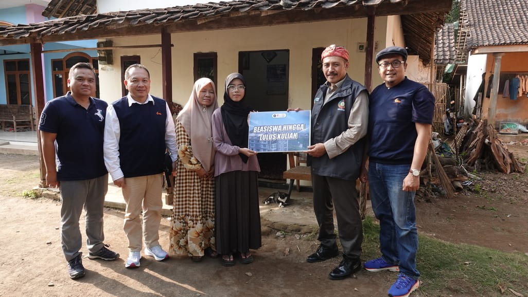 Dekan FISIP UB Turun Gunung Berikan Beasiswa Sampai Lulus dan Laptop untuk Arini