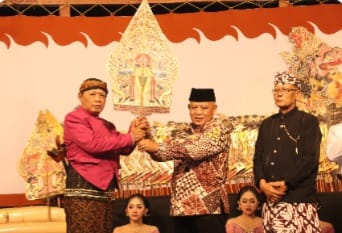 Pagelaran Wayang Kulit dengan Lakon Wahyu Cakraningrat Warnai Bersih Desa Bandungrejo