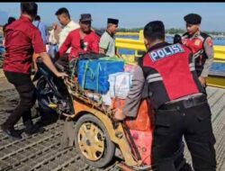 Polri Untuk Masyarakat: Polres Situbondo Patroli di Pelabuhan Jangkar Bantu Penumpang Kapal
