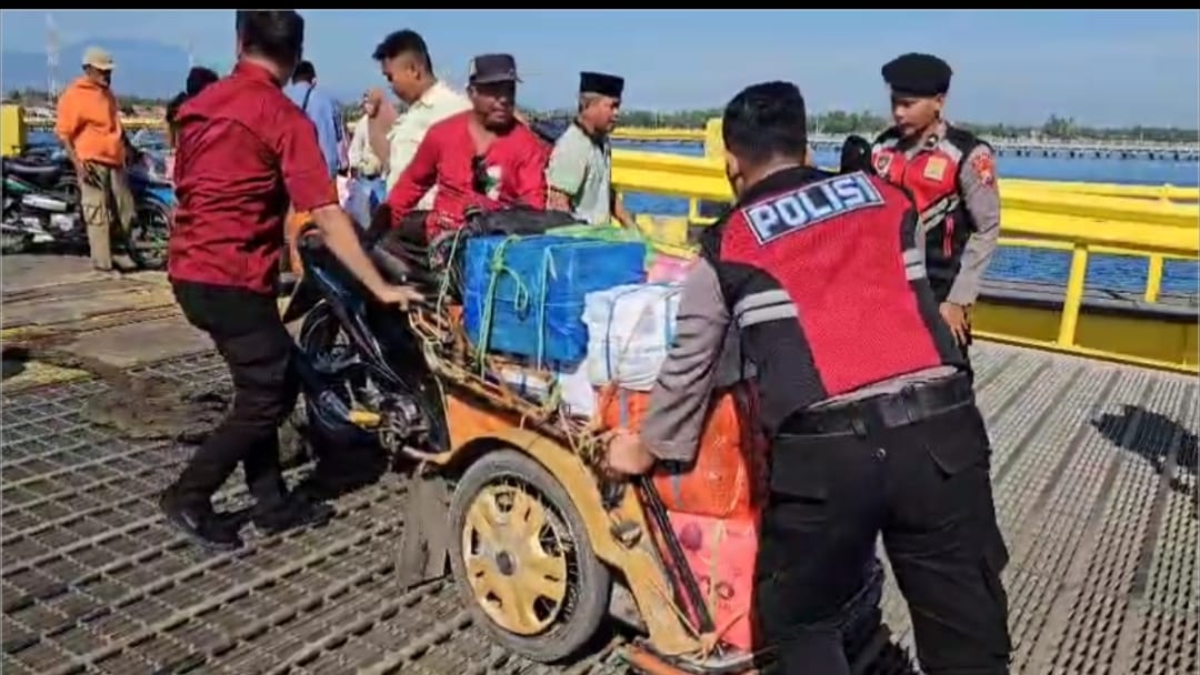 Polri Untuk Masyarakat: Polres Situbondo Patroli di Pelabuhan Jangkar Bantu Penumpang Kapal