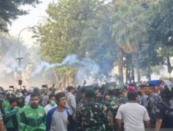 Ricuh Aksi Ojol di Mako Brimob Kwitang, Marinir Terbakar Molotov, Brimob Tembakkan Gas Air Mata