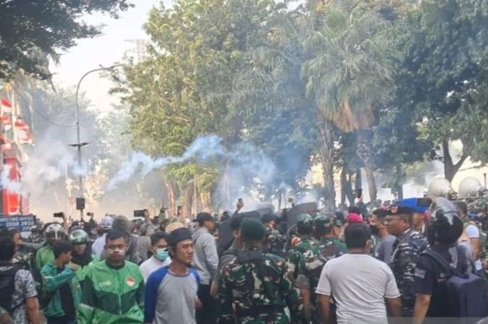Ricuh Aksi Ojol di Mako Brimob Kwitang, Marinir Terbakar Molotov, Brimob Tembakkan Gas Air Mata
