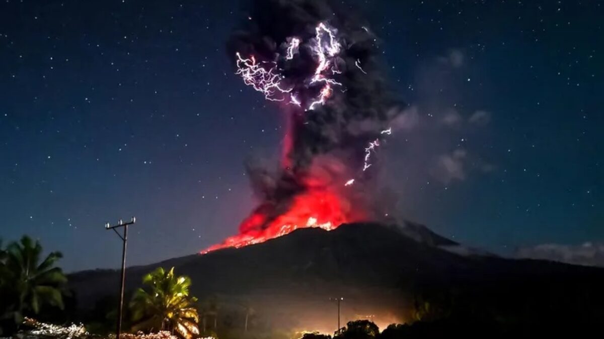 Gunung Lewotobi Laki-laki Meletus Dua Kali, Kolom Abu Capai 18 Km Disertai Petir Vulkanik
