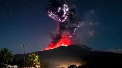 Gunung Lewotobi Laki-laki Meletus Dua Kali, Kolom Abu Capai 18 Km Disertai Petir Vulkanik