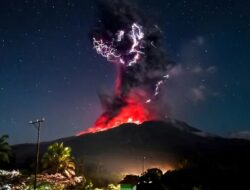 Gunung Lewotobi Laki-laki Meletus Dua Kali, Kolom Abu Capai 18 Km Disertai Petir Vulkanik