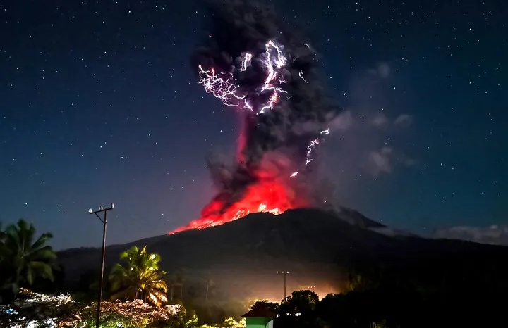 Gunung Lewotobi Laki-laki Meletus Dua Kali, Kolom Abu Capai 18 Km Disertai Petir Vulkanik