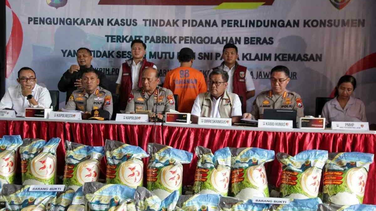 Polisi Bongkar Pabrik Beras Oplosan di Sidoarjo, Produksi Harian Capai 14 Ton Sejak 2023