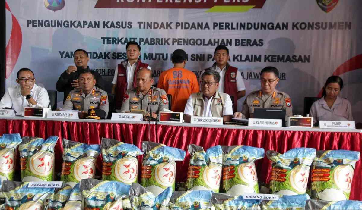 Polisi Bongkar Pabrik Beras Oplosan di Sidoarjo, Produksi Harian Capai 14 Ton Sejak 2023