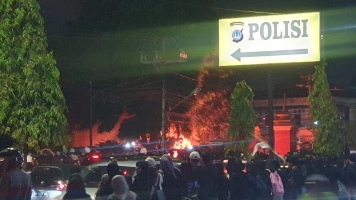 Ricuh di Jogja! Mobil Polisi Dibakar, Aliansi Tuntut Copot Kapolr dan Sahkan RUU Perampasan Aset