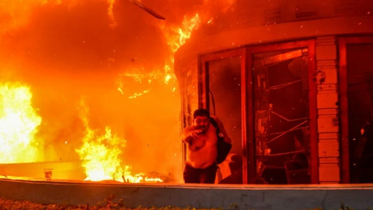 Massa Demo Mahasiswa & Ojol Bakar Wisma MPR, Tuntut Keadilan untuk Affan Kurniawan