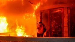 Massa Demo Mahasiswa & Ojol Bakar Wisma MPR, Tuntut Keadilan untuk Affan Kurniawan