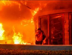 Massa Demo Mahasiswa & Ojol Bakar Wisma MPR, Tuntut Keadilan untuk Affan Kurniawan