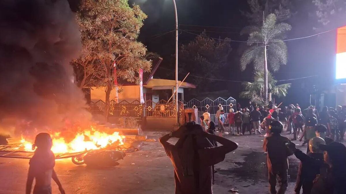 Gelombang Demo Nasional: DPRD Makassar Rusuh, Mobil Pejabat Kejati Dibakar Massa