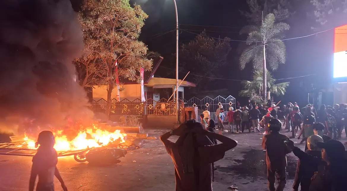 Gelombang Demo Nasional: DPRD Makassar Rusuh, Mobil Pejabat Kejati Dibakar Massa