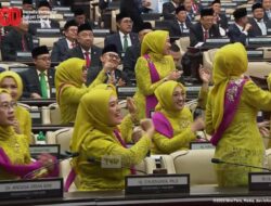 Gaji DPR Tembus Rp100 Juta, Guru Honorer & Pekerja Lepas Masih Bertahan di Rp300 Ribu–Rp1 Juta