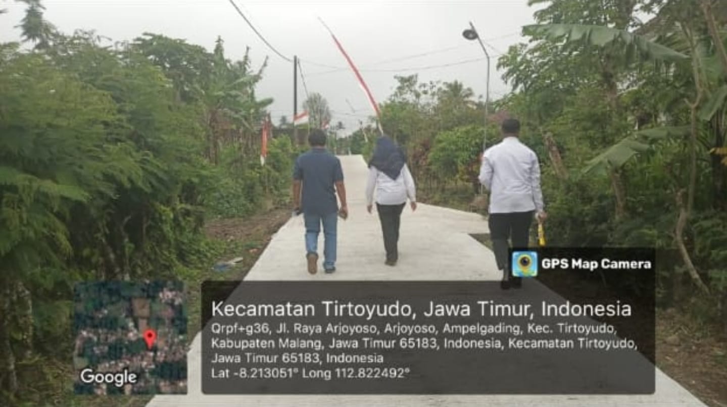 Pembangunan jalan rabat beton Dusun Arjoyoso, Desa Ampelgading, Kecamatan Tirtoyudo-Kabupaten Malang. (Foto  : lstimewa*)