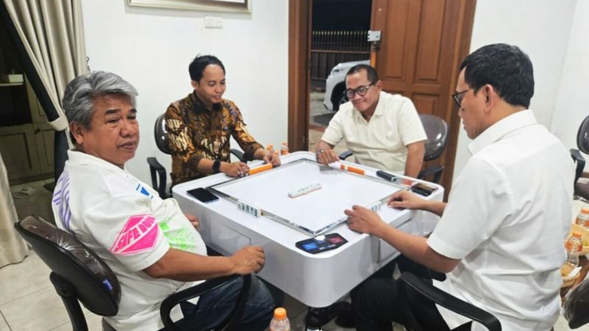 Viral! Foto Raja Juli Antoni Bersama Azis Wellang, Eks Tersangka Illegal Logging Rp2,7 Miliar Berujung SP3