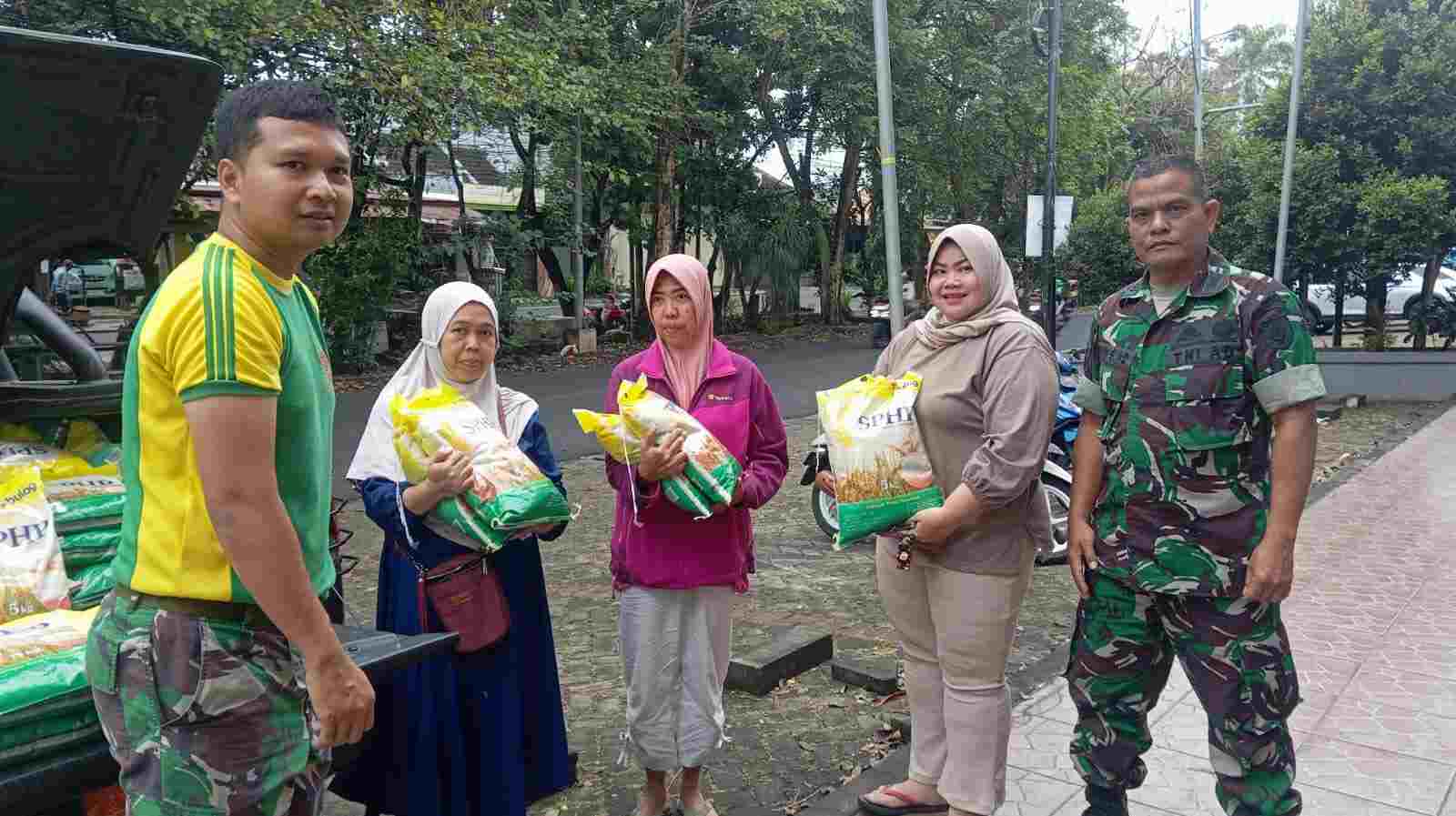 Menarmed 2 Kostrad Malang Gelar Bazar Murah Beras Pemerintah diserbu Warga