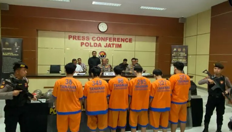 Demo Ricuh di Surabaya-Sidoarjo: 18 Orang Ditangkap, Buku Karl Marx Disita Polisi