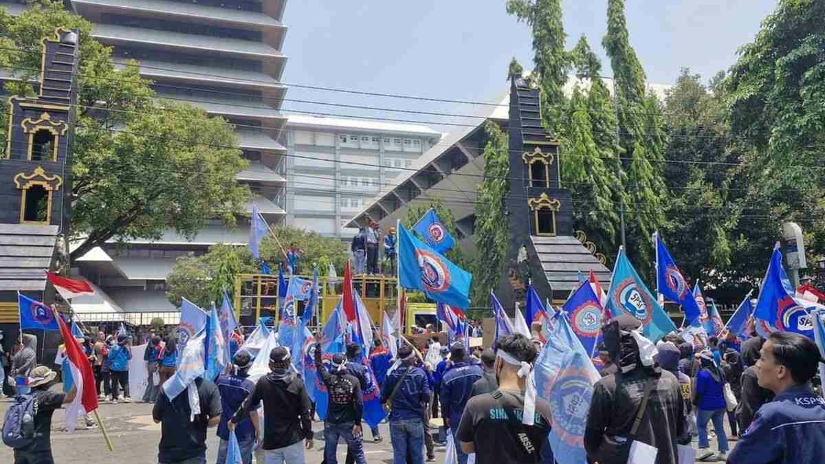 Ribuan Eks Buruh PT Sritex Geruduk Kantor Gubernur Jateng, Tuntut Pesangon 10.965 Pekerja Belum Cair