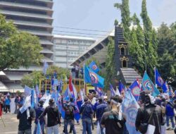 Ribuan Eks Buruh PT Sritex Geruduk Kantor Gubernur Jateng, Tuntut Pesangon 10.965 Pekerja Belum Cair