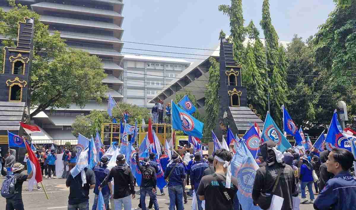 Ribuan Eks Buruh PT Sritex Geruduk Kantor Gubernur Jateng, Tuntut Pesangon 10.965 Pekerja Belum Cair