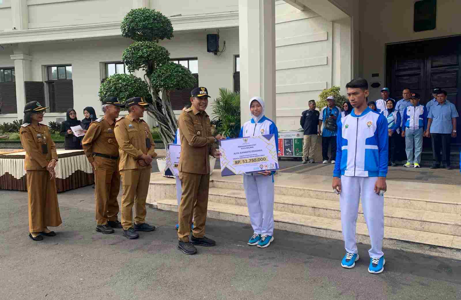 Kota Malang Raih 384 Medali di Porprov IX Jatim 2025, Wali Kota Serahkan Bonus Atlet