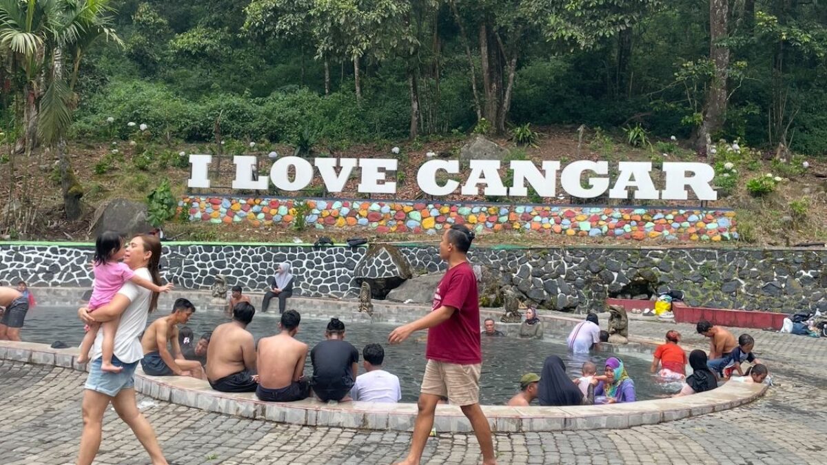 Liburan Maulid Nabi, Wisata Air Panas Cangar Ramai Dikunjungi Wisatawan