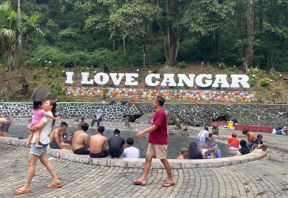 Liburan Maulid Nabi, Wisata Air Panas Cangar Ramai Dikunjungi Wisatawan
