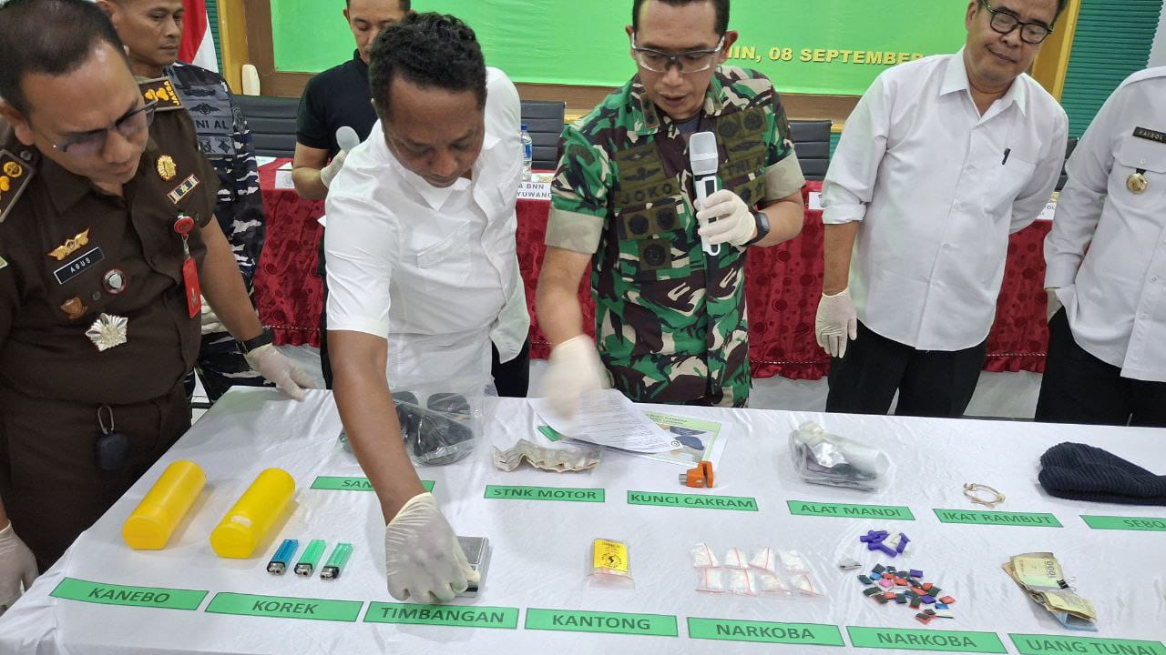 Babinsa dan Warga Banyuwangi Gagalkan Peredaran Sabu-Sabu di Desa Karangbendo