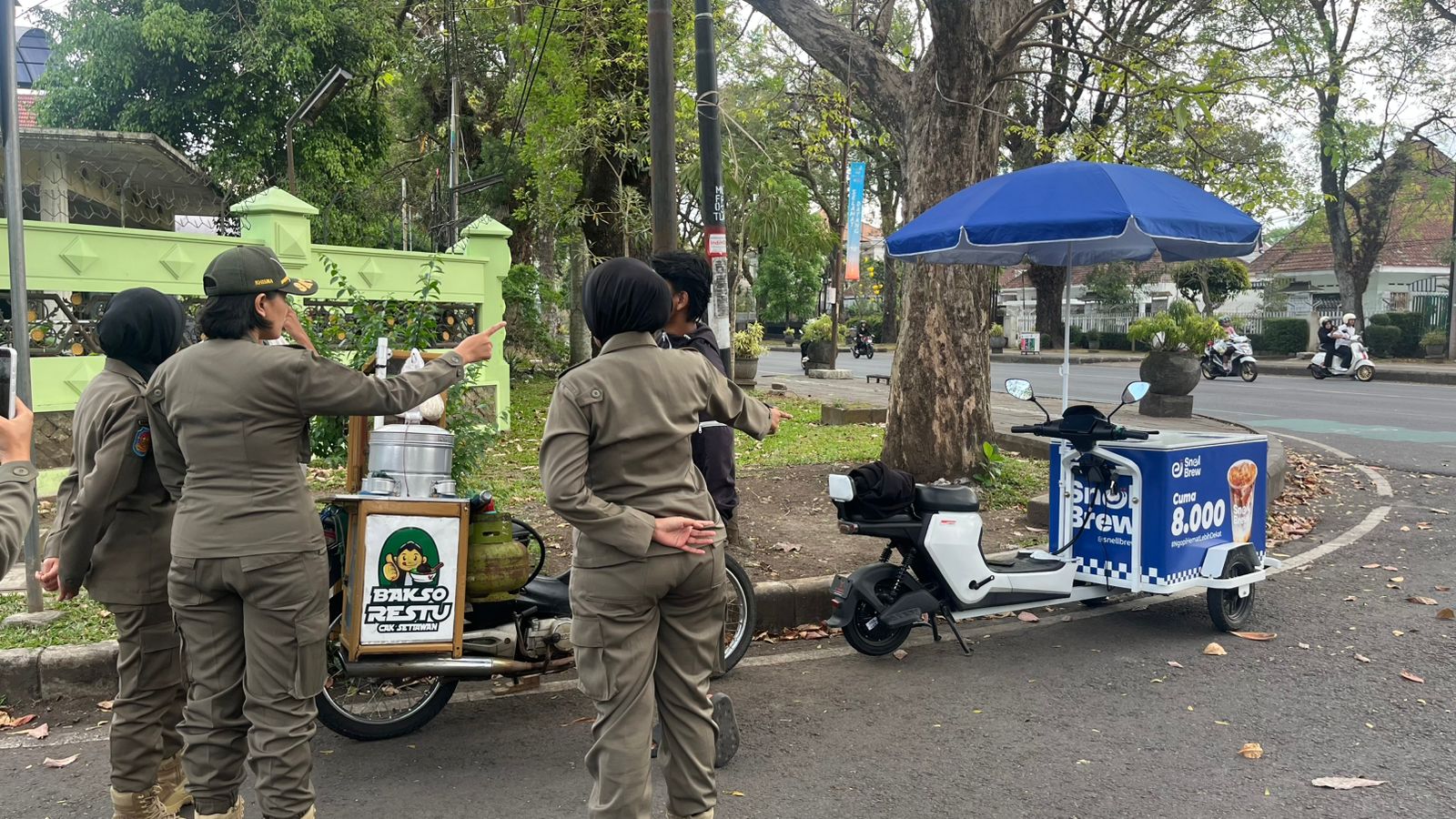 Satpol PP Diminta Tertibkan PKL Alun-alun Malang, Netizen Saling Berdebat