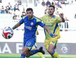 Arema Tumbang di Kandang, Persib Curi Kemenangan Dramatis Menit 90+4