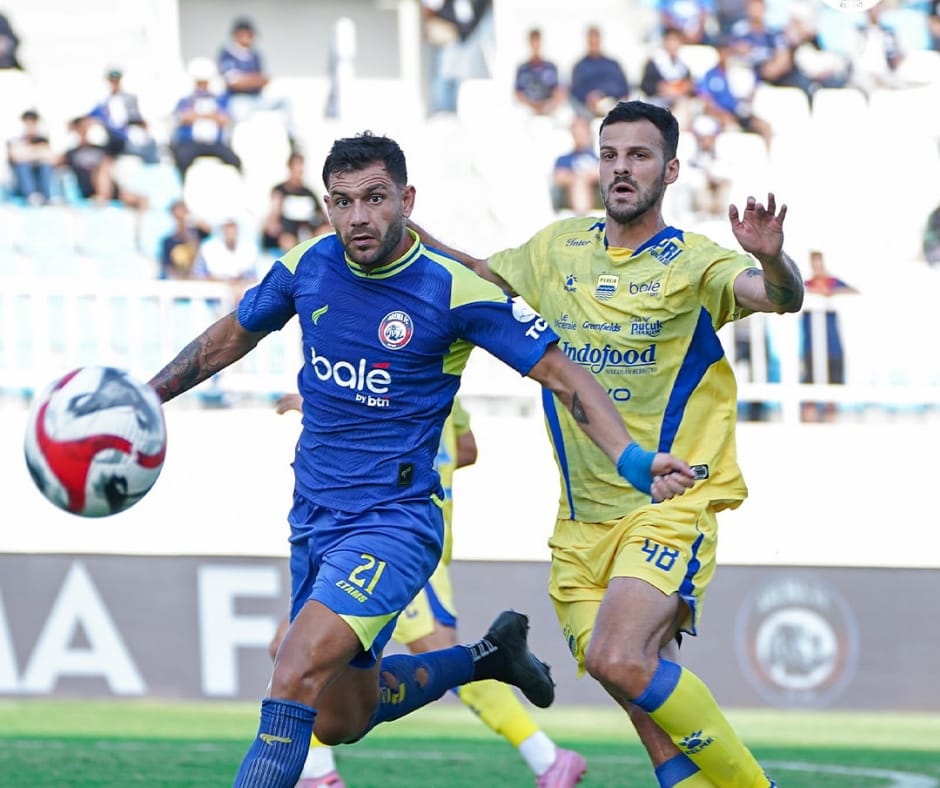 Arema Tumbang di Kandang, Persib Curi Kemenangan Dramatis Menit 90+4