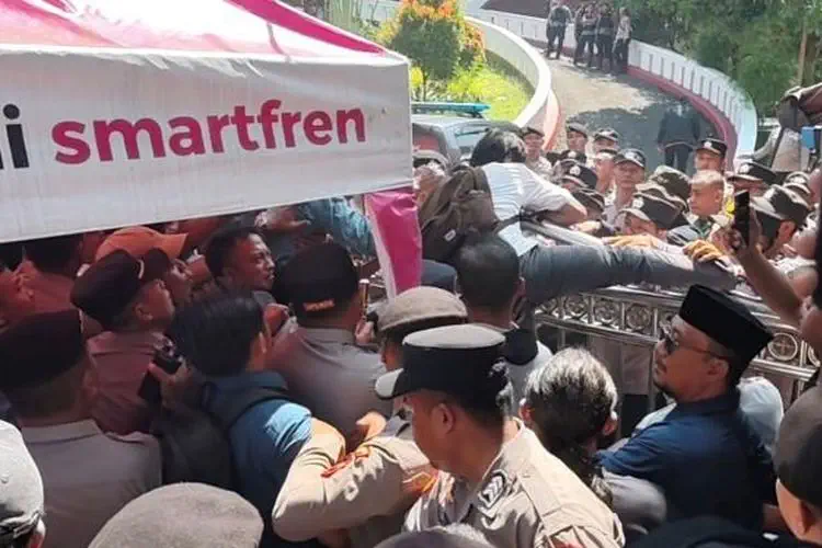 Ricuh DPRD Pati: Koordinator AMPB Dikeroyok Pendukung Bupati Sudewo, Isu Pemakzulan Menguat