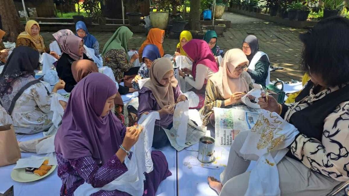 Peringati Hari Batik Nasional, Perajin Malang Luncurkan Sampur Tari Bermotif Tumpal