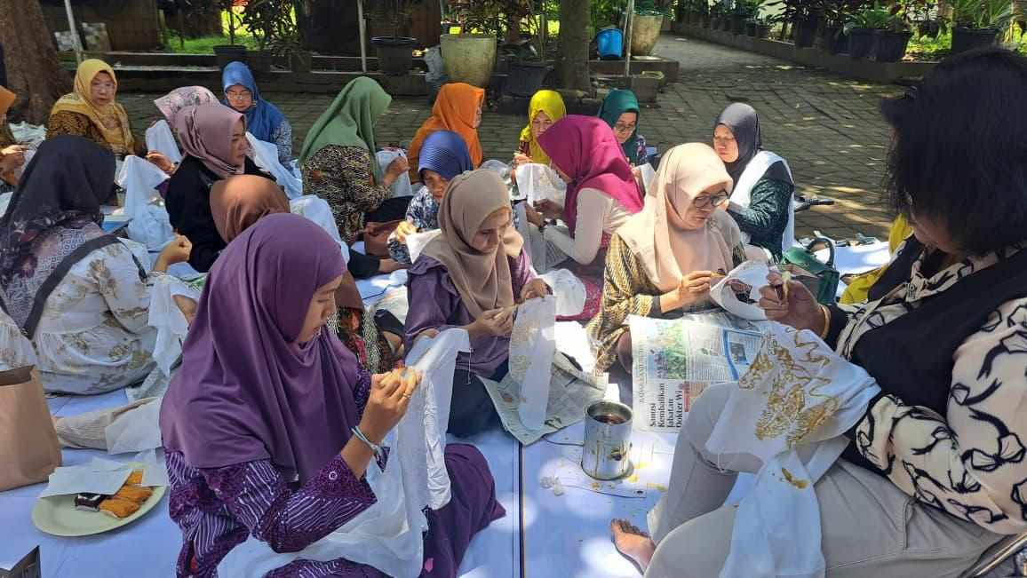 Peringati Hari Batik Nasional, Perajin Malang Luncurkan Sampur Tari Bermotif Tumpal