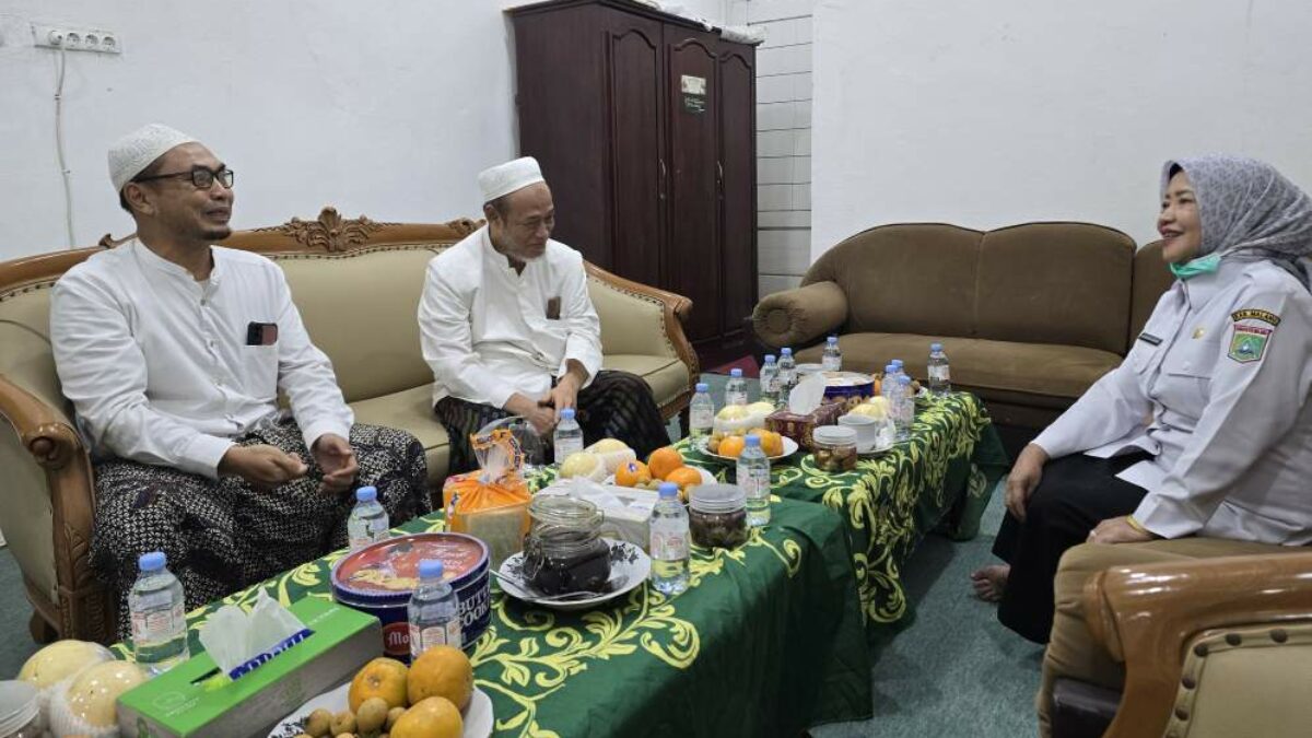 Wabup Malang Lathifah Shohib Sowan ke KH Abdul Salam Mujib, Doakan Ponpes Al Khoziny Bangkit Usai Musibah