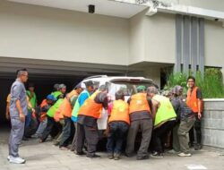 PN Malang Eksekusi Rumah Mewah Rp6,9 Miliar di Permata Jingga, Proses Berjalan Lancar PN Malang Eksekusi Rumah Mewah Rp6,9 Miliar di Permata Jingga, Proses Berjalan Lancar
