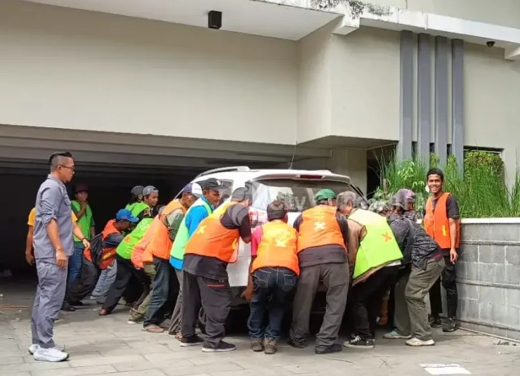 PN Malang Eksekusi Rumah Mewah Rp6,9 Miliar di Permata Jingga, Proses Berjalan Lancar