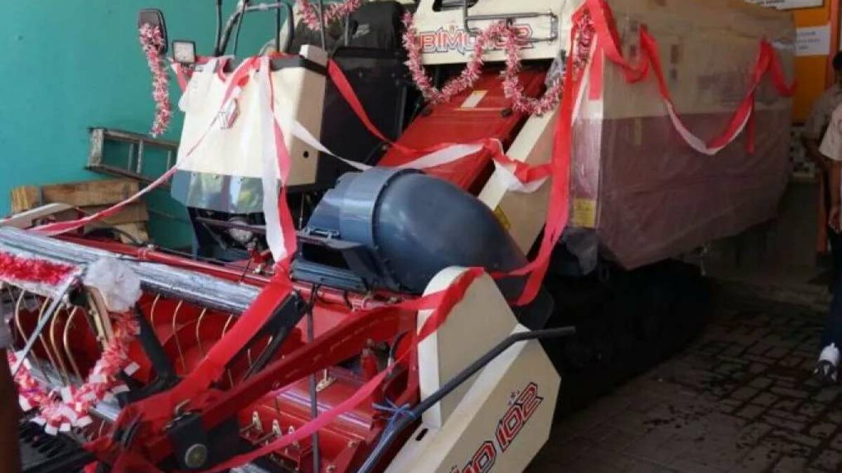 Pemkab Sidoarjo Serahkan Combine Harvester untuk Petani Sukodono, Dorong Efisiensi Panen dan Kesejahteraan